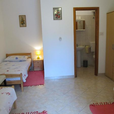 Apartments Vesna With Pool - New! Sveti Lovreč Pazenatički Ruang foto
